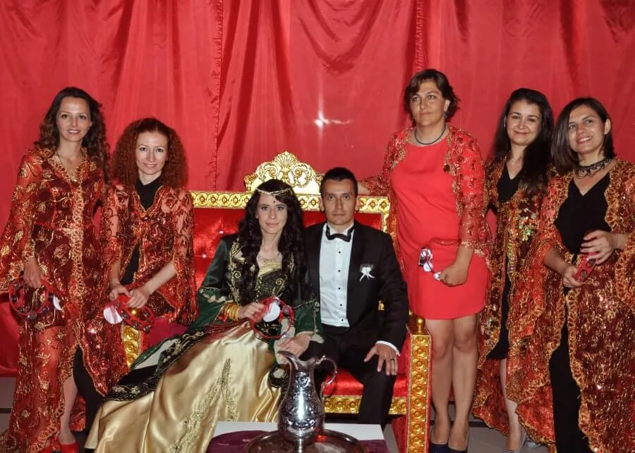 Kına gecesinde eğlenen misafirler