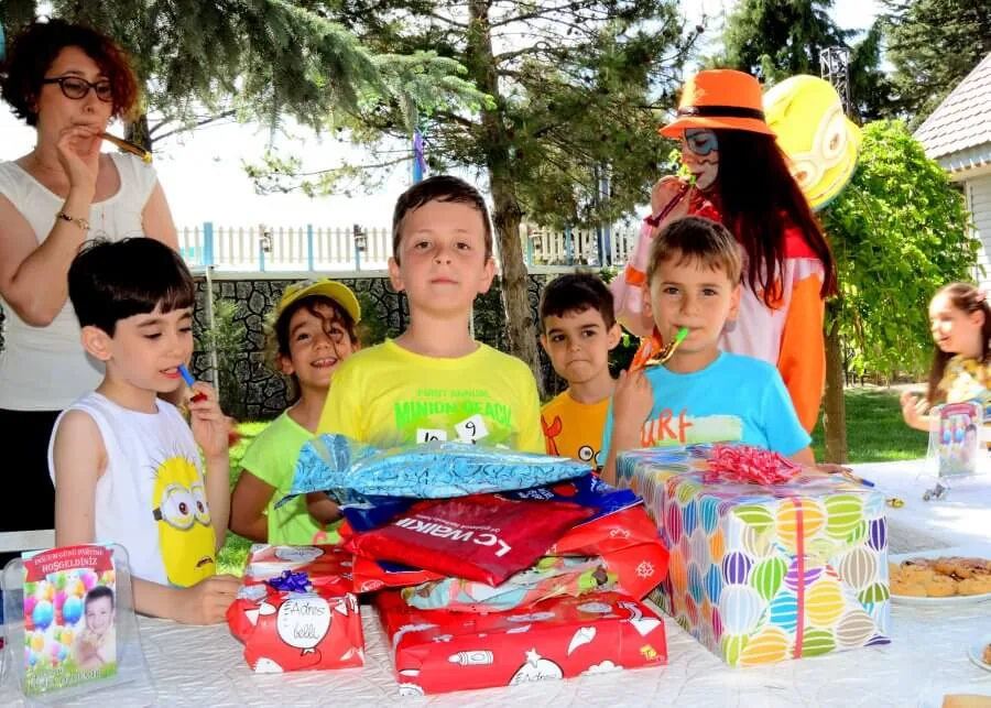 Doğum günü pastası etrafında aile